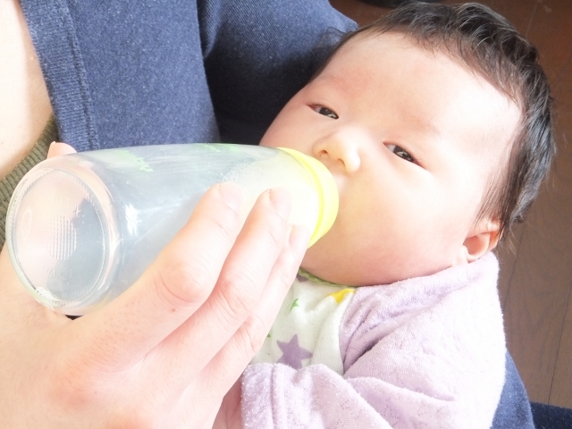 授乳中、哺乳瓶の消毒はいつまで必要？
